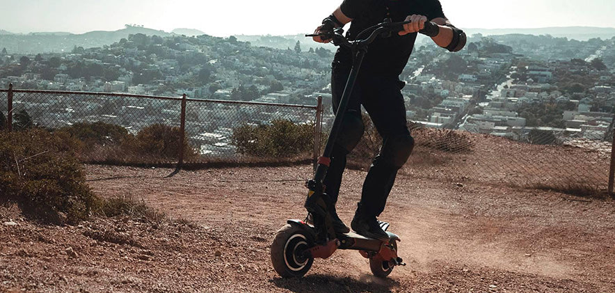 elscooter på grusväg